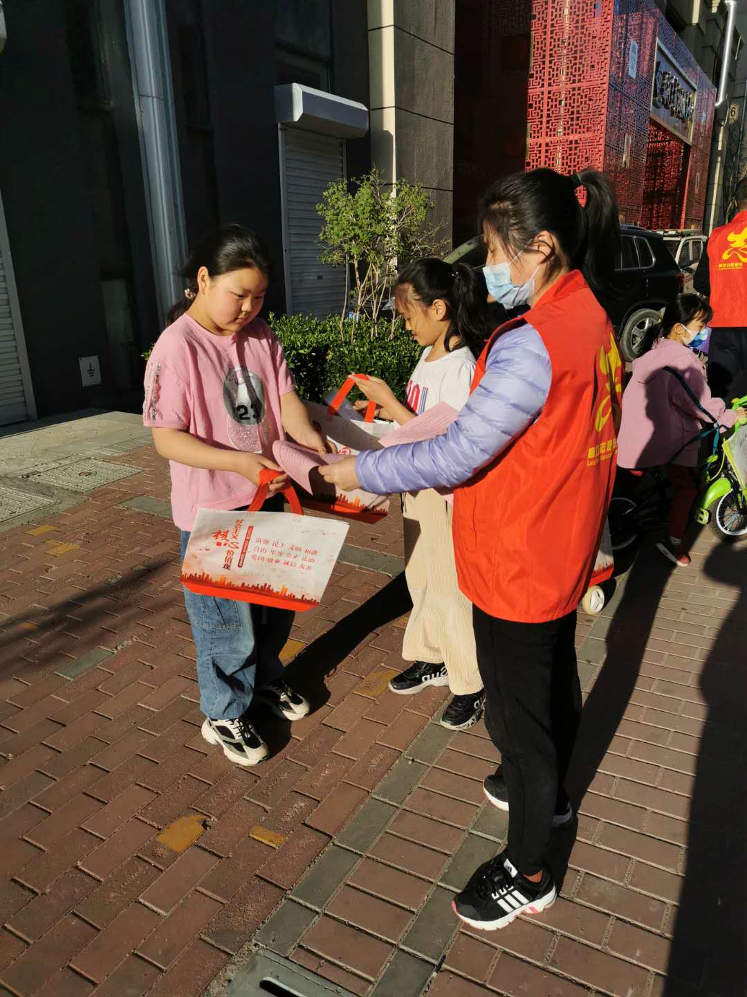 瑞河兰乔社区开展清明节文明祭祀宣传活动